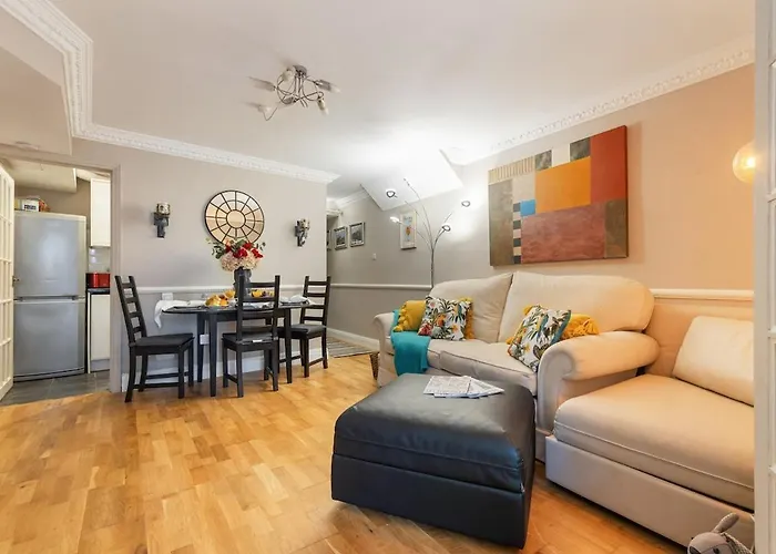 Hyde Park Family Apartment