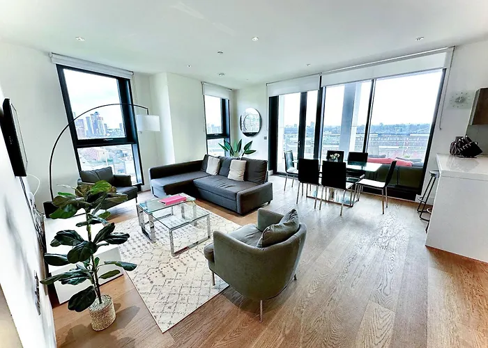 Elegant 3-Bedroom Penthouse With A Private Terrace, Lift Access, And Free Wi-Fi, Located In Battersea, Nine Elms