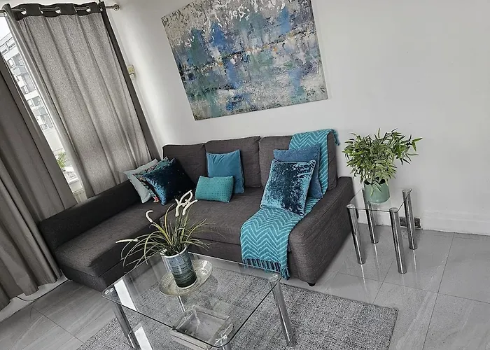 Spacious 3 Bedroom Flat At 45 Landward Court ,London W1H 5Hb