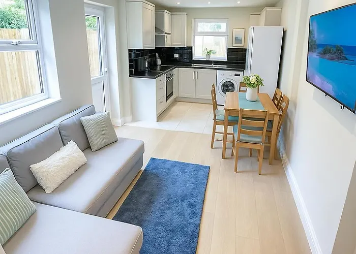 2-Bedroom Garden Flat - Modern, Bright - A