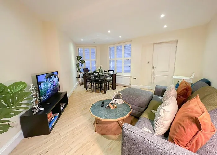 3 Bedroom Apartment With Private Terrace In Pimlico, Westminster, Victoria