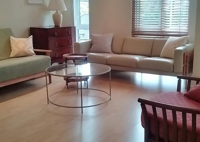 Beautiful Apartment With Underground Parking, Balcony In Kew, Richmond London