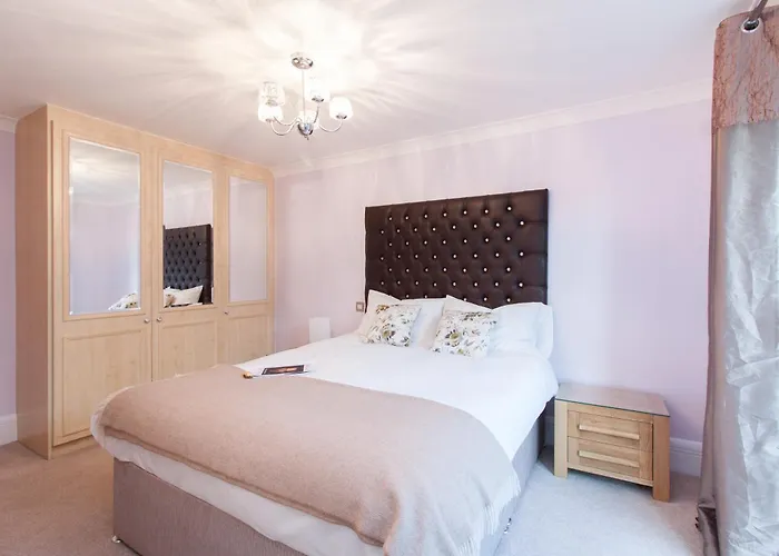 Canary Wharf Luxury River View Apartment
