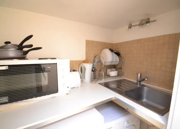 Lovely Hyde Park Studio Apartment