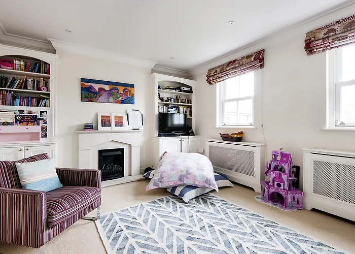 Lovely Putney Family Home By The Thames