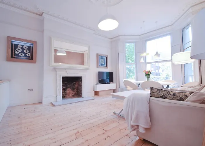 Stylish 2Br Designer Flat Holland Park