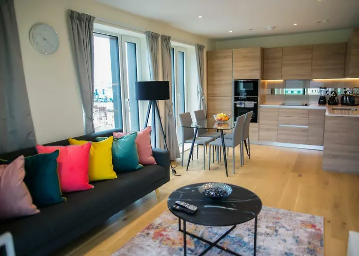 Thames View 2 Bed Apartment With Balcony