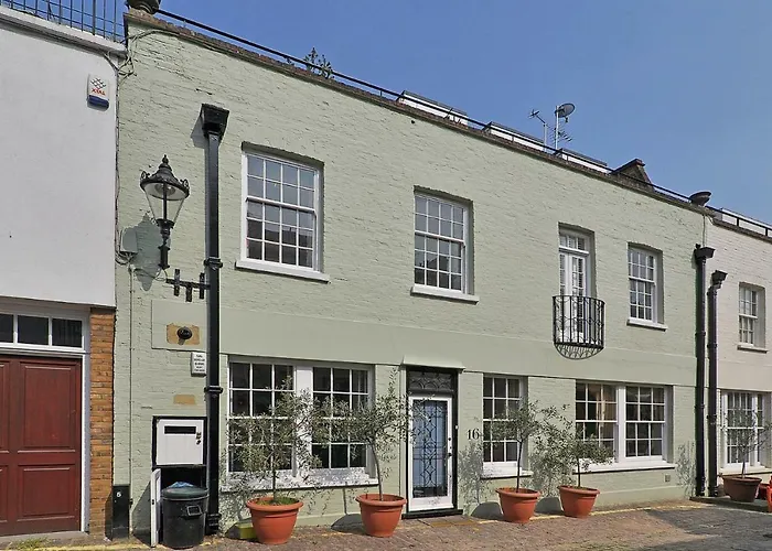 Ennismore Mews