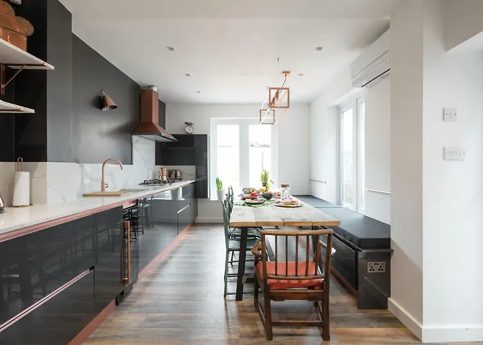 Courcy Road - 7 Bedroom - Sleeps Up To 22