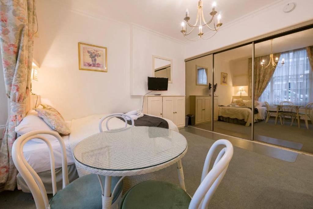 Apartment Fabulous Split Level Studio Hyde Park H3 London