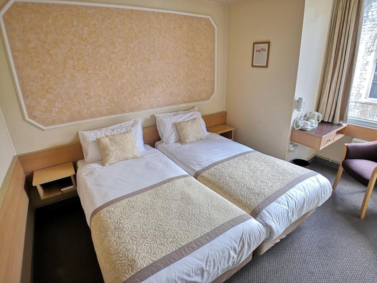 Lancaster Hall 3*