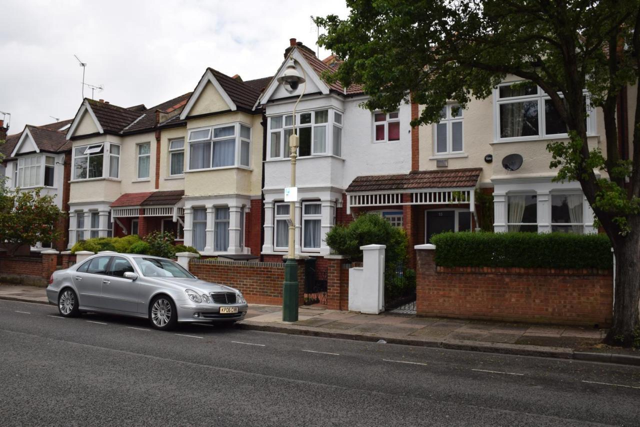Three Bedroom Flat, Camborne Avenue W13 Feriehus London