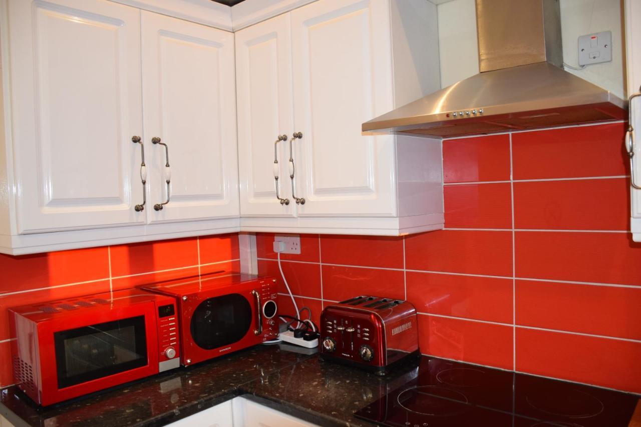 Three Bedroom Flat, Camborne Avenue W13 Feriehus *