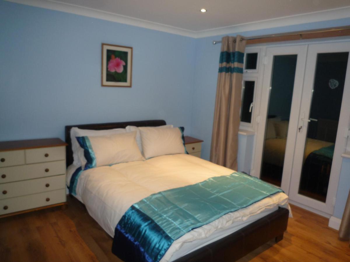 Three Bedroom Flat, Camborne Avenue W13 Feriehus