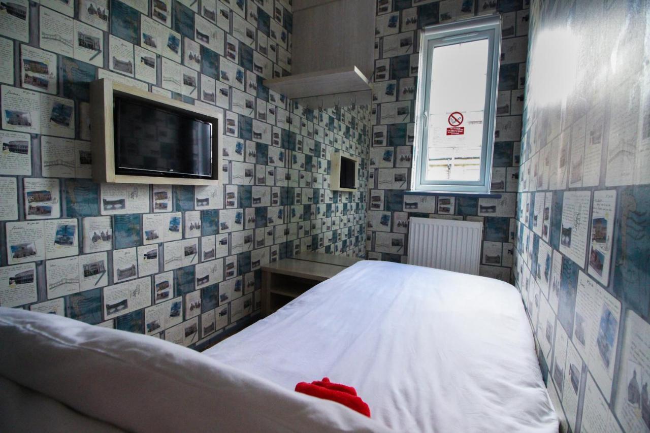 Backpackers Youth 18 - 35 Years Old Only Hostal *