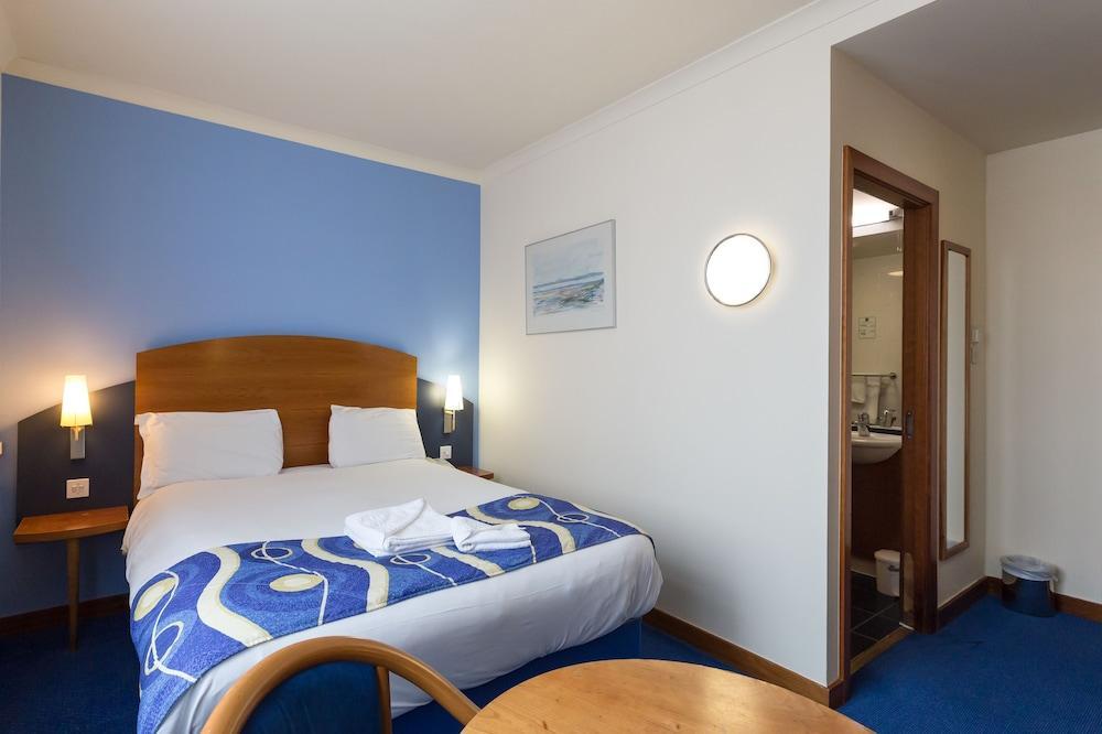 - Wembley International Hotel 3*
