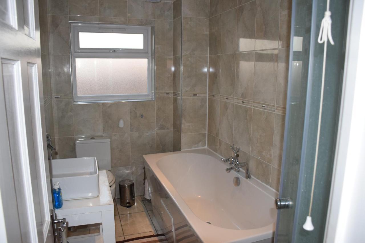 Feriehus Three Bedroom Flat, Camborne Avenue W13 London