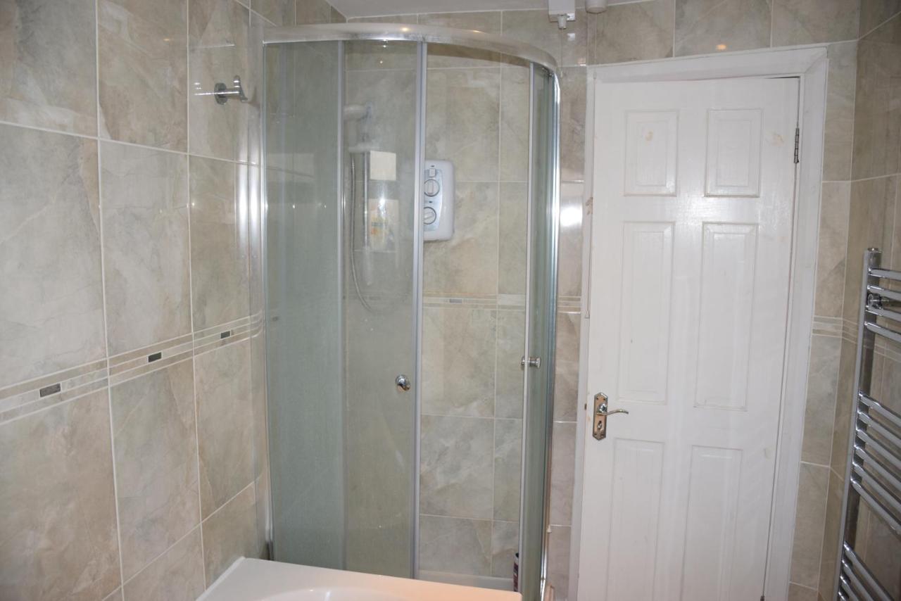 Feriehus Three Bedroom Flat, Camborne Avenue W13
