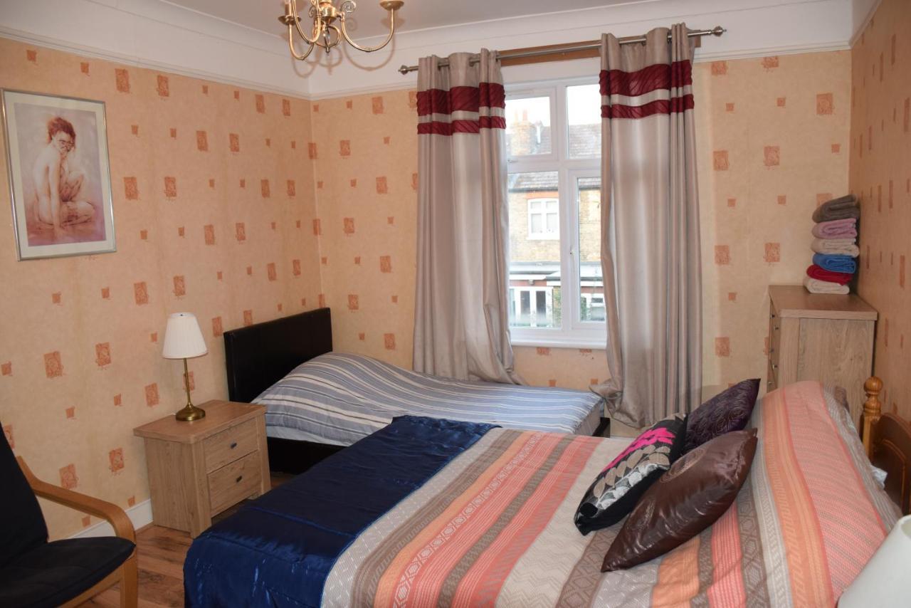 Feriehus Three Bedroom Flat, Camborne Avenue W13 *