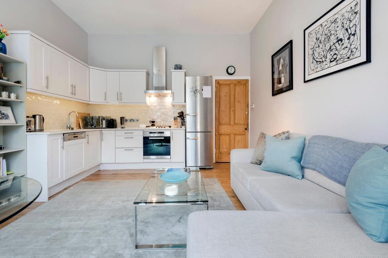 Apartment Contemporary Clapham Near Wandsworth Common By Underthedoormat London