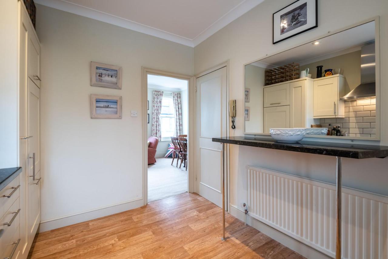 Traditional Fulham Close To The River Thames By Underthedoormat Appartement Londen