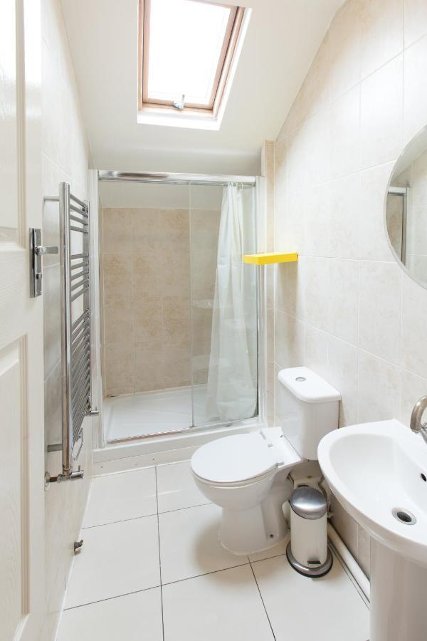 Tooting Broadway & By Dc 5* London