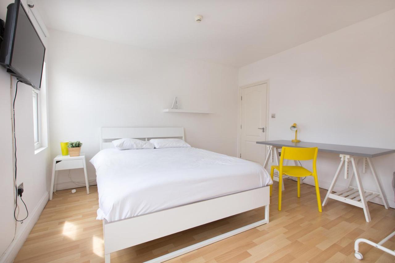 Tooting Broadway & By Dc 5* London