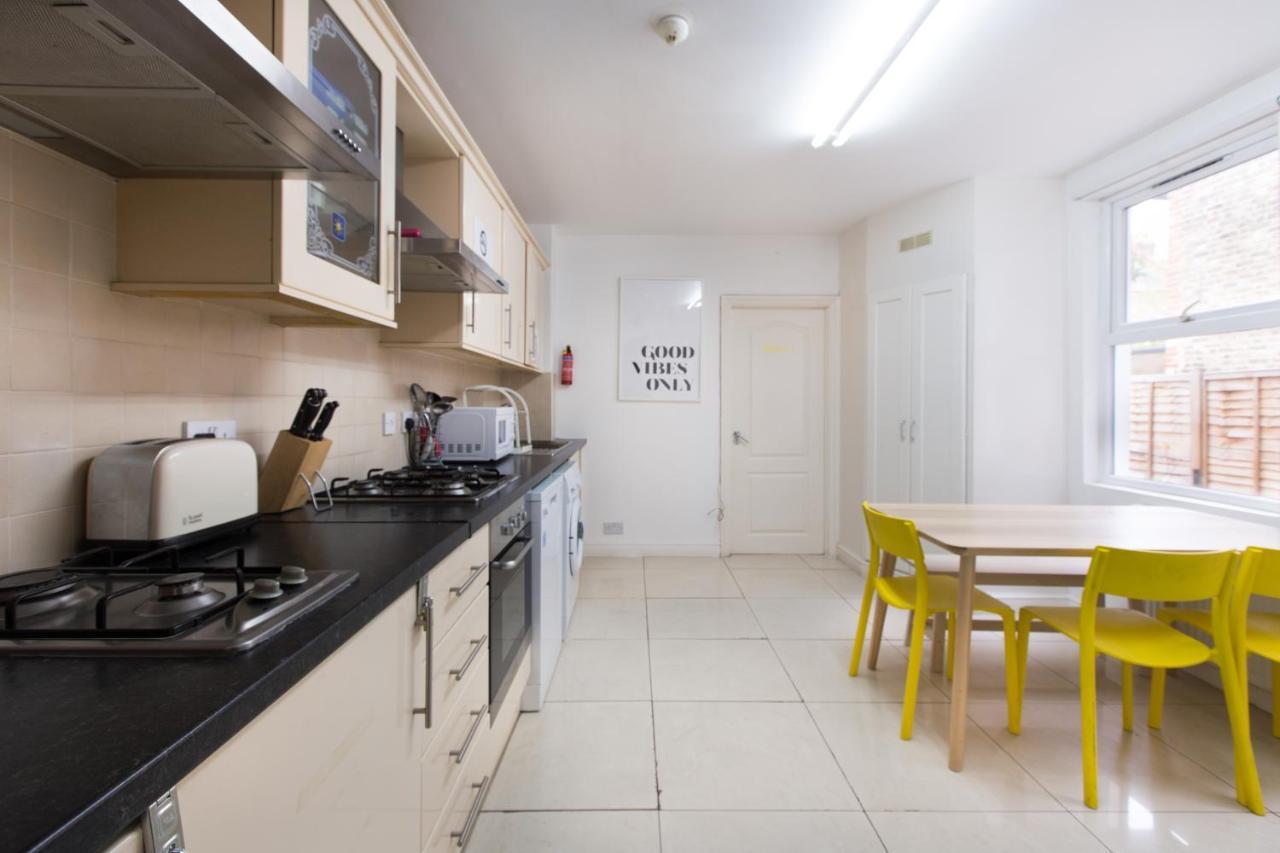Tooting Broadway & By Dc 5* London