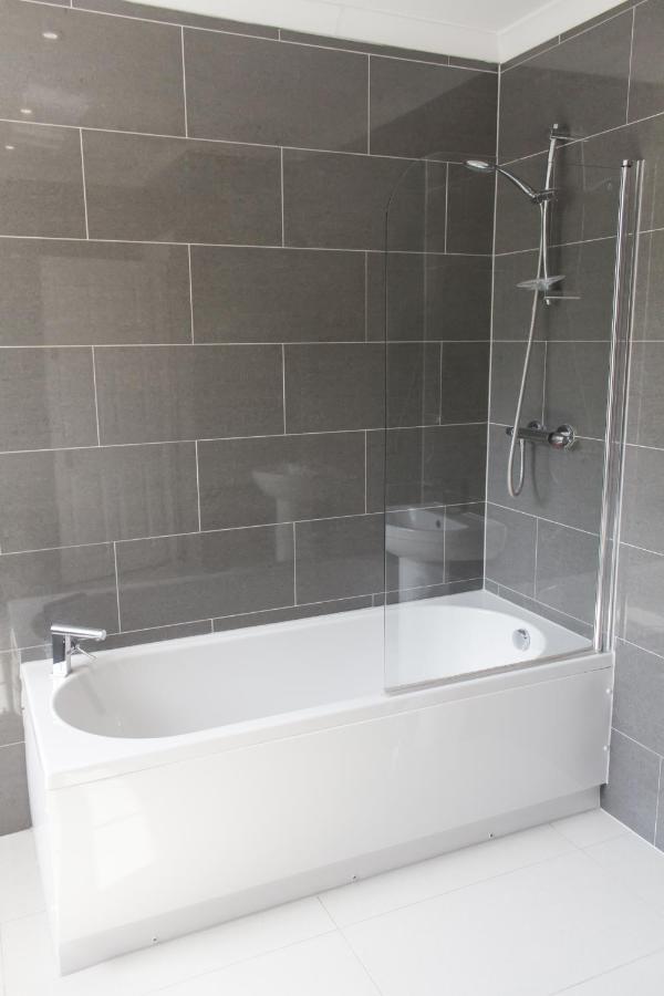 Premium Over Looking Canary Wharf Towers Apartment