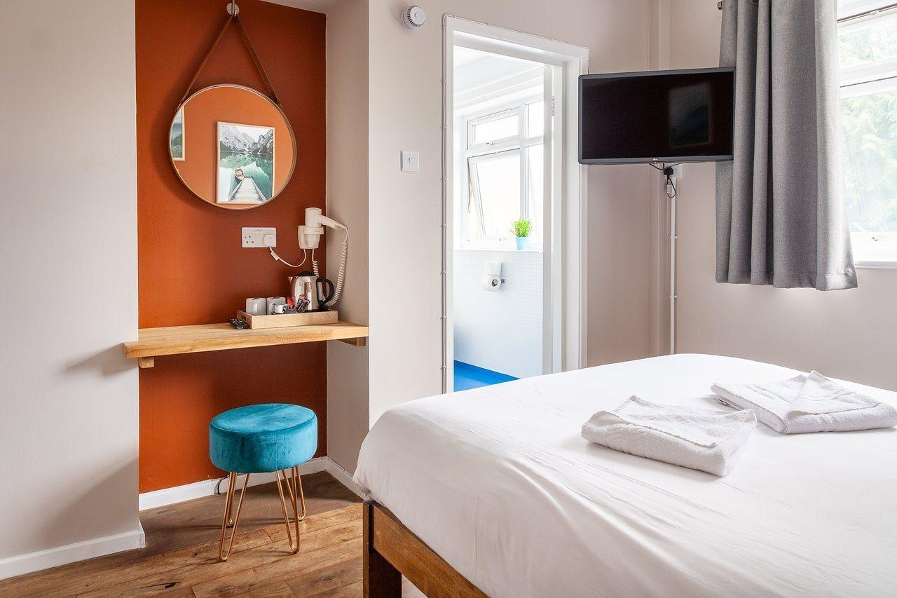 Palmers Hillspring At Willesden London