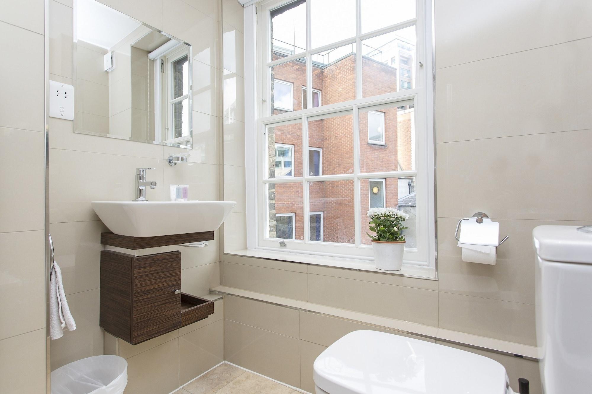 Artillery Lane Apartment *