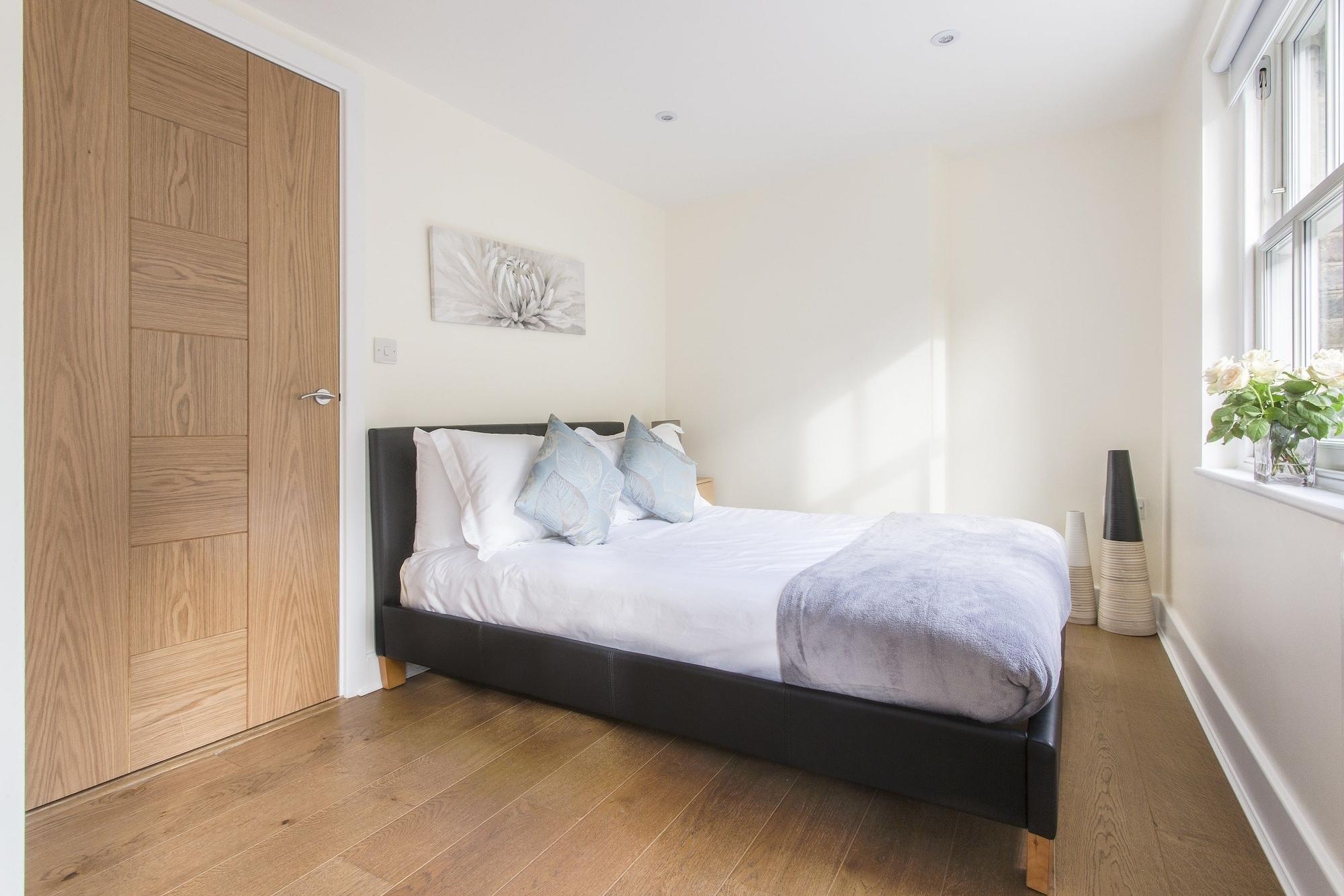 Artillery Lane Apartment *