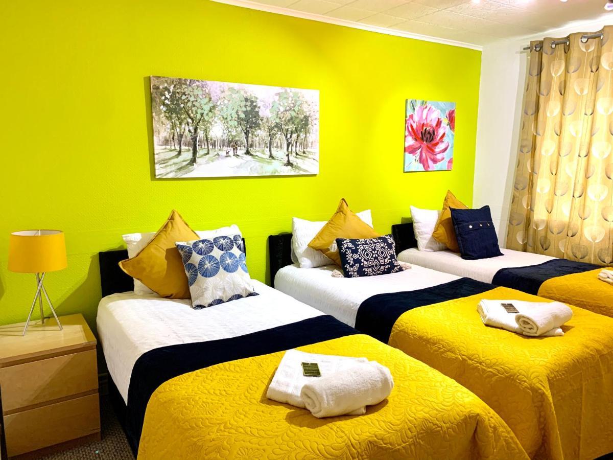 Spacious Excel 2 Bedrooms, Separate Reception, Kitchen, Full *