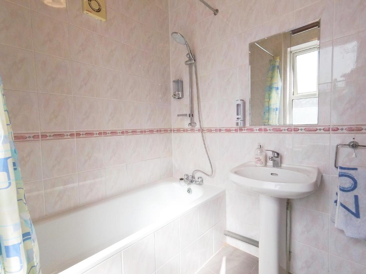 Carnation Flat A In Wembley *