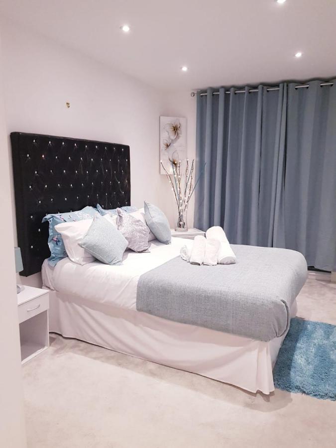Apartment Chiswick Park Apartments, Chiswick, West London