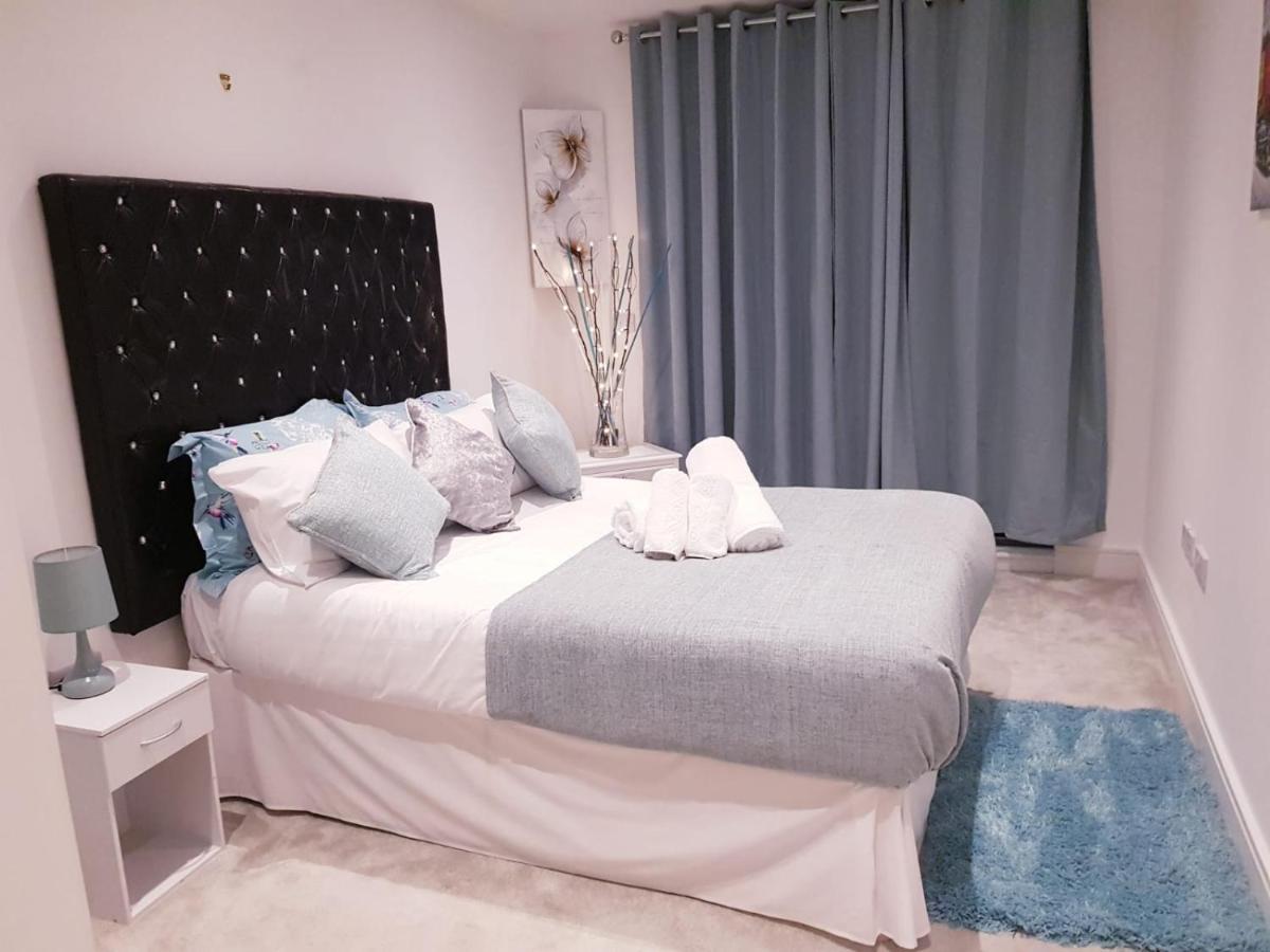 Chiswick Park Apartments, Chiswick, West Apartment *