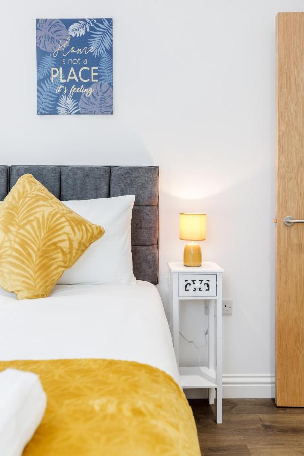Watford Town Centre Serviced Apartment: Flexible Beds & Free Entertainment Apartment *