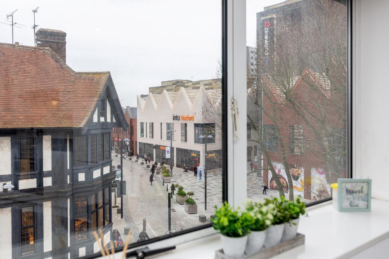 Watford Town Centre, Serviced One Bed Flat With Choice Of King Or Twin Beds, Sleeps Up To 4 Sharing, Free Wifi And Free Movies Apartment *