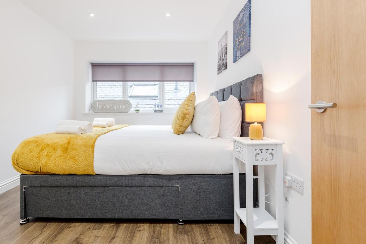 Apartment Watford Town Centre, Serviced One Bed Flat With Choice Of King Or Twin Beds, Sleeps Up To 4 Sharing, Free Wifi And Free Movies *