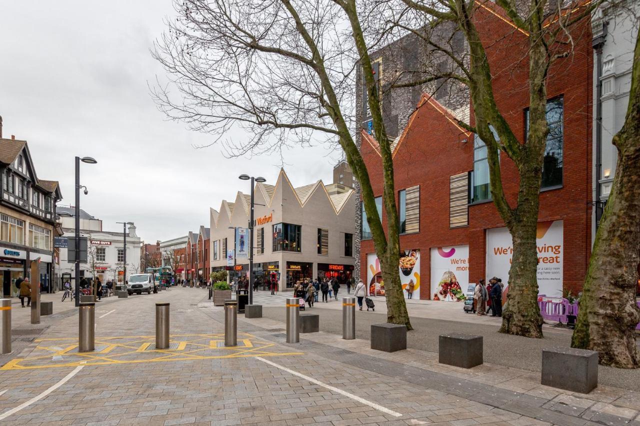 Watford Town Centre Serviced Apartment: Flexible Beds & Free Entertainment Apartment London