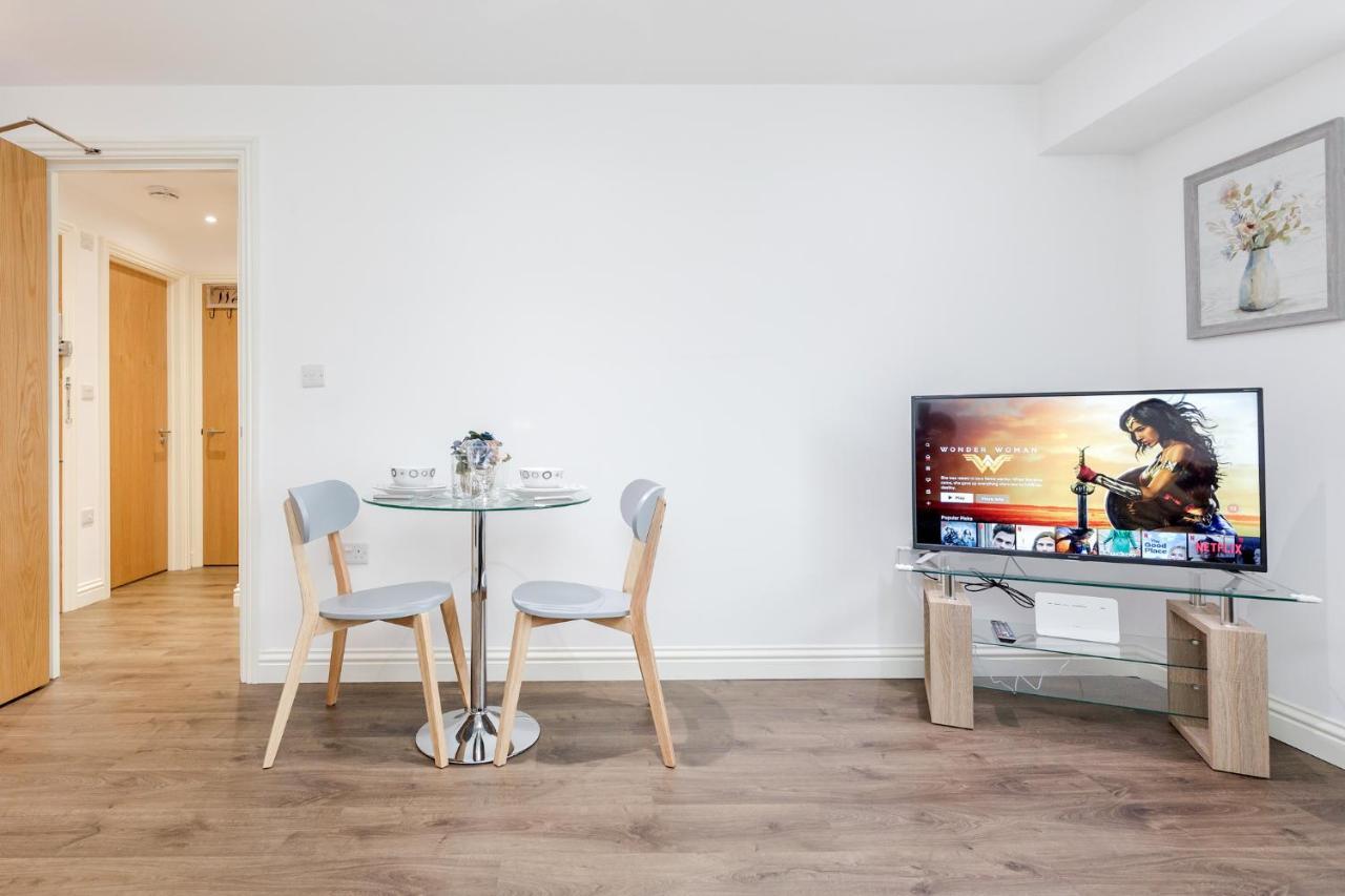 Watford Town Centre Serviced Apartment: Flexible Beds & Free Entertainment Apartment *