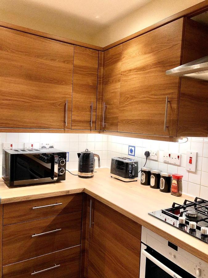 2 Bed 2 Bath Flat With Private Parking And 3 Min To Tube Leilighet *