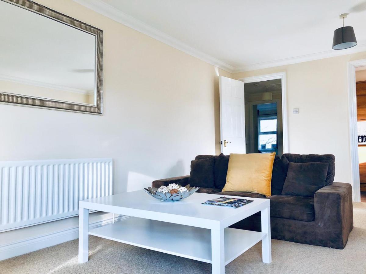 2 Bed 2 Bath Flat With Private Parking And 3 Min To Tube Leilighet London