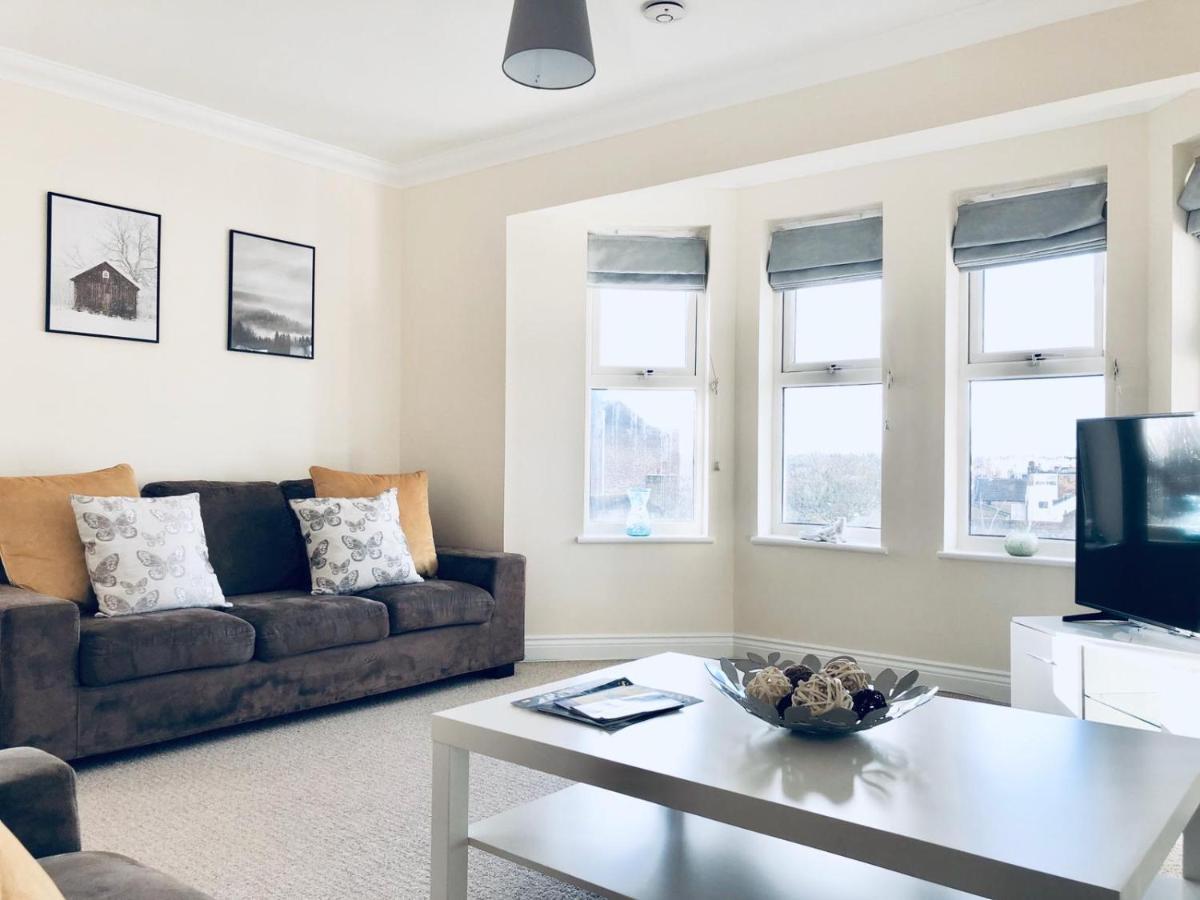 2 Bed 2 Bath Flat With Private Parking And 3 Min To Tube Leilighet *