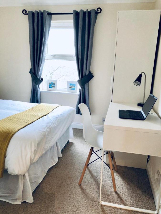 2 Bed 2 Bath Flat With Private Parking And 3 Min To Tube Leilighet London