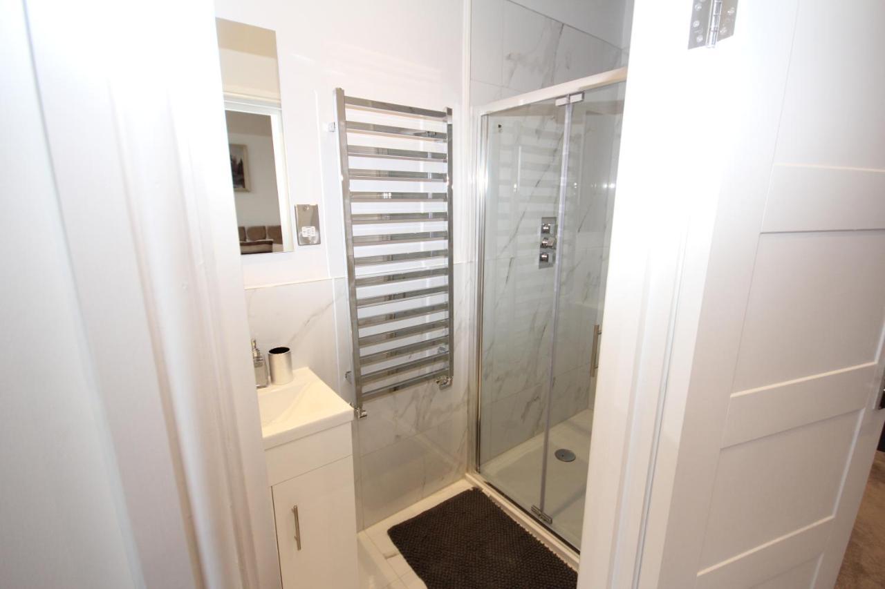 Great West Road Flat C Apartment London