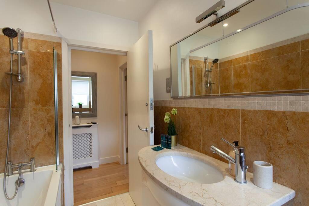 Cg1 - 2 Bedroom Apt, Kensington Garden Square View London