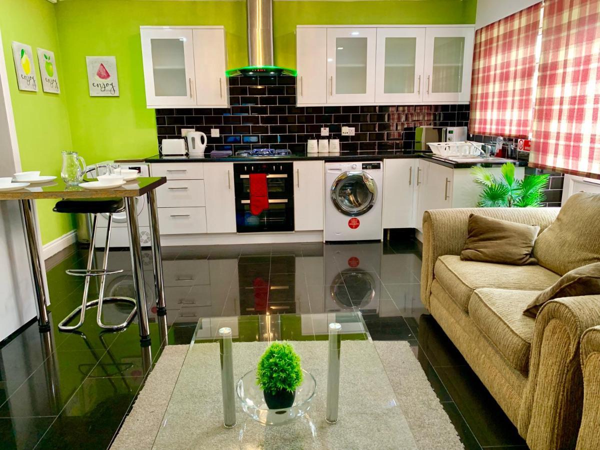 4 Bedrooms, 3 Baths, Full Kitchen&lounge, Garden, Free Parking Appartement *