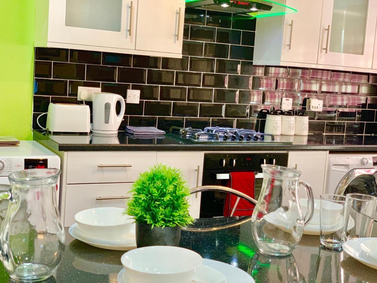 4 Bedrooms, 3 Baths, Full Kitchen&lounge, Garden, Free Parking Appartement