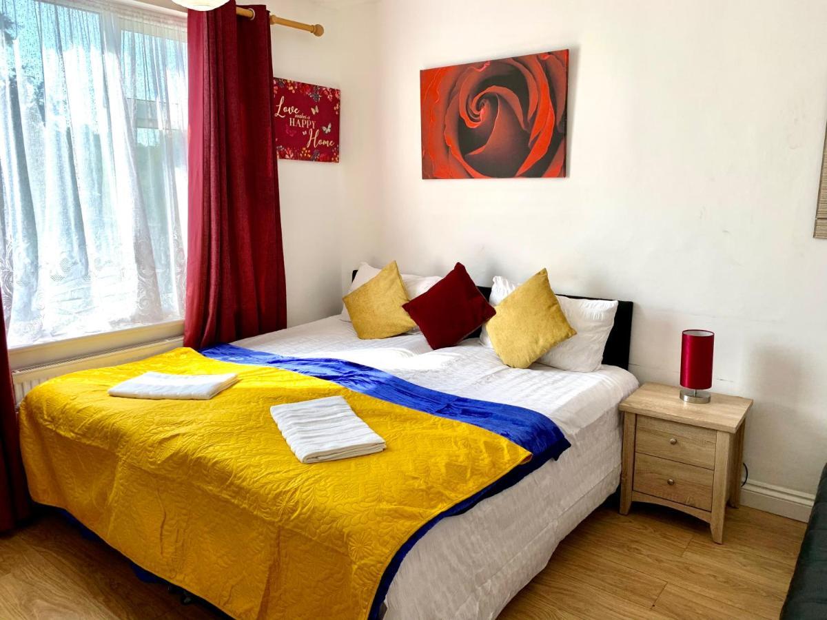 4 Bedrooms, 3 Baths, Full Kitchen&lounge, Garden, Free Parking Londen